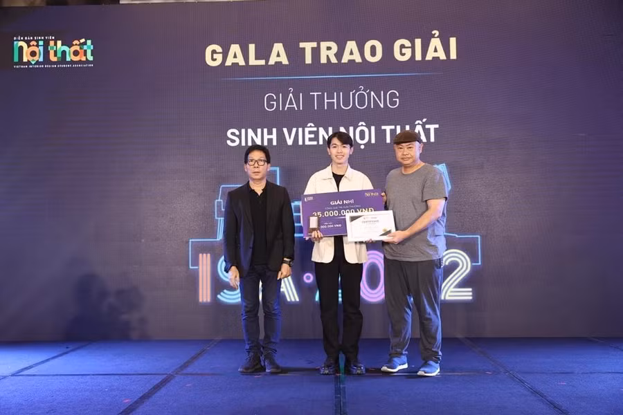 Trao giải nhì cho sinh viên Tăng Thanh Đạt.