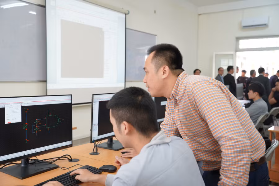 Sinh viên Trường ĐH Bách khoa, ĐH Đà Nẵng thực hành tại Phòng Thực hành Thiết kế vi mạch. Sinh viên Trường ĐH Bách khoa, ĐH Đà Nẵng thực hành tại Phòng Thực hành Thiết kế vi mạch.