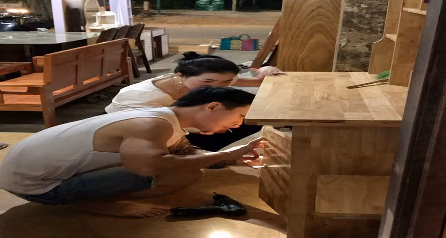 Cửa hàng kinh doanh đồ gỗ của gia đình chị Hằng anh Sỹ từ nguồn vốn tín dụng cho vay người chấp hành xong án phạt tù.