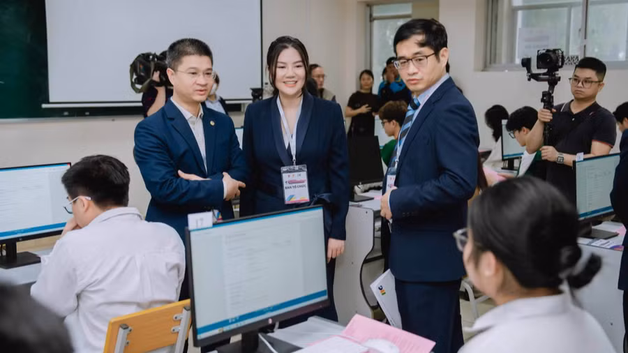 Các đại biểu tham quan, động viên các thí sinh tham gia cuộc thi. Các đại biểu tham quan, động viên các thí sinh tham gia cuộc thi.