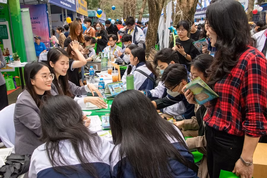 Phụ huynh và học sinh tìm hiểu thông tin tuyển sinh của Trường Đại học Bách khoa Hà Nội.