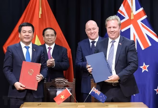 Thủ tướng Phạm Minh Chính và Thủ tướng Christopher Luxon chứng kiến Lễ ký văn kiện hợp tác giữa Bộ Công Thương Việt Nam và Bộ Ngoại giao và Thương mại New Zealand về hợp tác kinh tế, thương mại. (Ảnh: Dương Giang/TTXVN) Thủ tướng Phạm Minh Chính và Thủ tướng Christopher Luxon chứng kiến Lễ ký văn kiện hợp tác giữa Bộ Công Thương Việt Nam và Bộ Ngoại giao và Thương mại New Zealand về hợp tác kinh tế, thương mại. (Ảnh: Dương Giang/TTXVN)