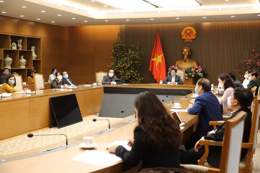 Các chuyên gia, thành viên Ban Chỉ đạo đề nghị kiểm soát chặt chẽ, bảo đảm thực hiện nghiêm các quy định về phòng chống dịch trong lĩnh vực giao thông vận tải nhất là vận chuyển hành khách công cộng. Ảnh: VGP/Đình Nam.