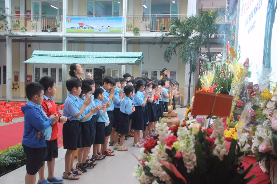 Học sinh các khối lớp tham gia nghi thức dâng hương