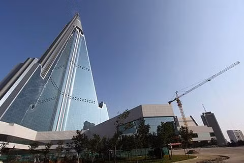 Bên trong khách sạn có hàng ngàn phòng ở, nhà hàng xoay hiện đại