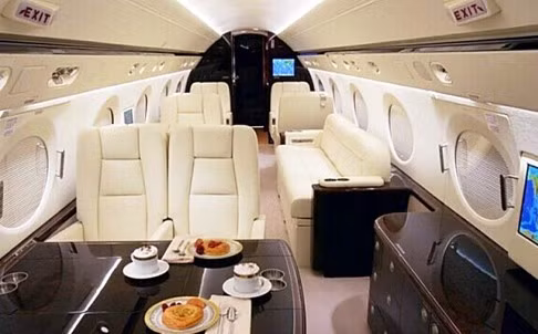 Một giám đốc của viện tài chính tỉnh Sơn Tây yêu cầu 12 công ty góp tiền để mua chiếc máy bay trị giá 390 triệu nhân dân tệ. Ảnh: DEERJET.COM 