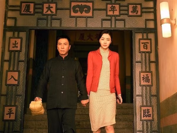 Diệp Vấn và vợ - Trương Vĩnh Thành tình cảm trong phim. Ảnh: Baidu. Diệp Vấn ngoài đời khác xa trên phim!
