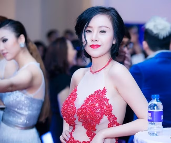 Mỹ nhân Việt "cướp" mọi ánh nhìn với khoảng hở tinh tế ảnh 2