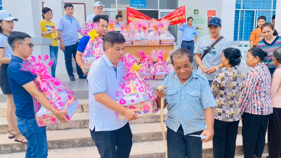 Trao tặng quà Tết cho bà con Khmer xã An Tức (huyện Tri Tôn, An Giang).