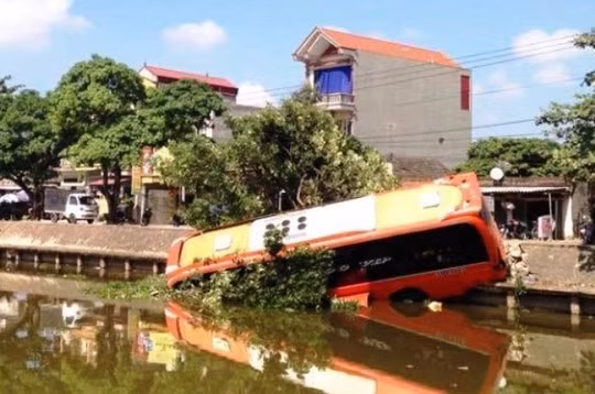 Hiện trường chiếc xe khách lao xuống sông ở Ninh Bình