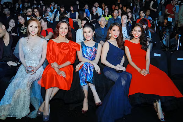 Dàn người đẹp khoe vẻ lộng lẫy trên hàng ghế đầu show thời trang. pham-huong-quyen-ru-do-sac-ben-huyen-my-diu-dang-12