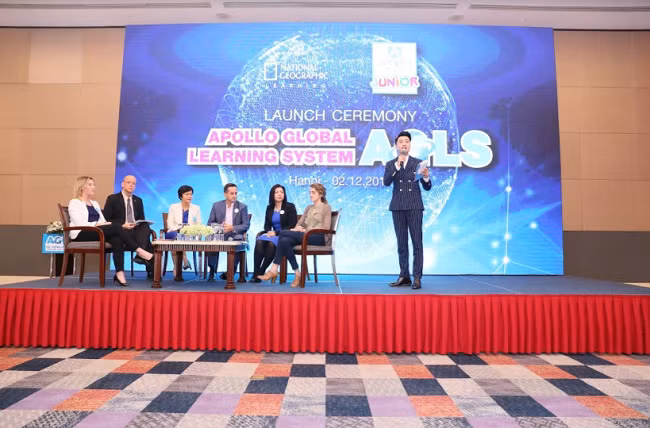 Các chuyên gia giáo dục trong và ngoài nước trao đổi cùng phụ huynh học sinh về hệ thống đào tạo công dân toàn cầu Apollo tại buổi lễ ra mắt