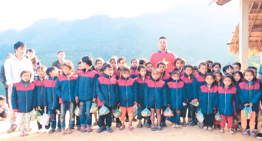 Anh Sơn cùng các nhà hảo tâm khác đến thăm, động viên và tặng quà trẻ em vùng cao Nghệ An.