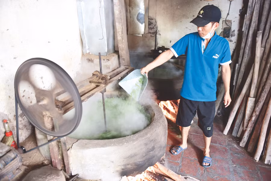 Nhưng người làm cốm luôn túc trực bên cạnh.