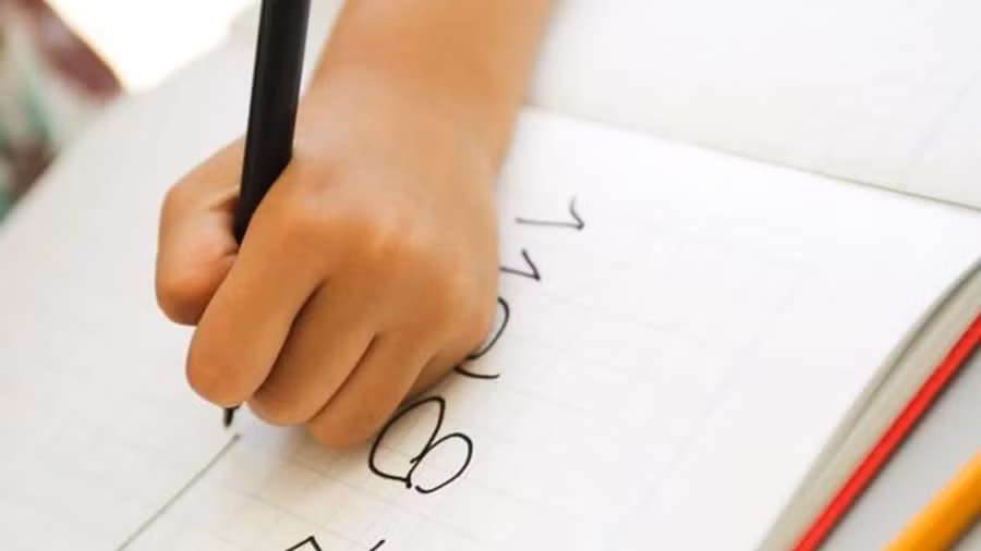 Một cách thường rất hiệu quả để khuyến khích trẻ viết là chia sẻ tác phẩm của con với gia đình, bạn bè hoặc lên mạng xã hội. Ảnh minh họa: INT. Một cách thường rất hiệu quả để khuyến khích trẻ viết là chia sẻ tác phẩm của con với gia đình, bạn bè hoặc lên mạng xã hội. Ảnh minh họa: INT.