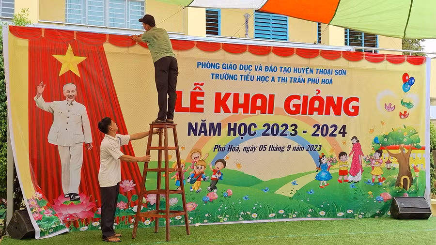 Thầy, cô giáo ở An Giang chuẩn bị chu đáo cho buổi lễ khai giảng năm học 2023 - 2024.