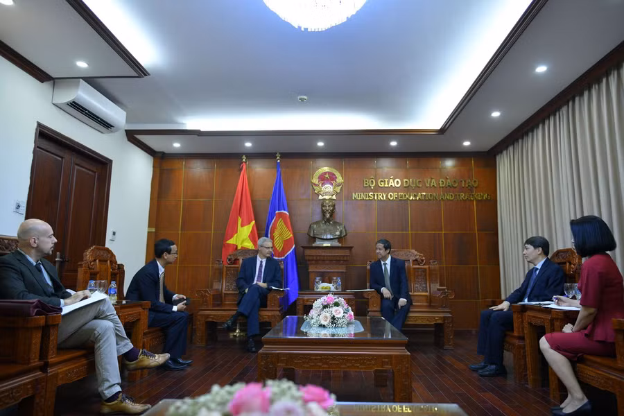 Bộ trưởng Nguyễn Kim Sơn tiếp ngài Nicolas Warnery, Đại sứ Cộng hòa Pháp tại Việt Nam.