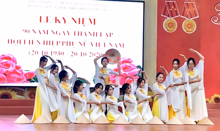 Các em học sinh biểu diễn văn nghệ chào mừng.