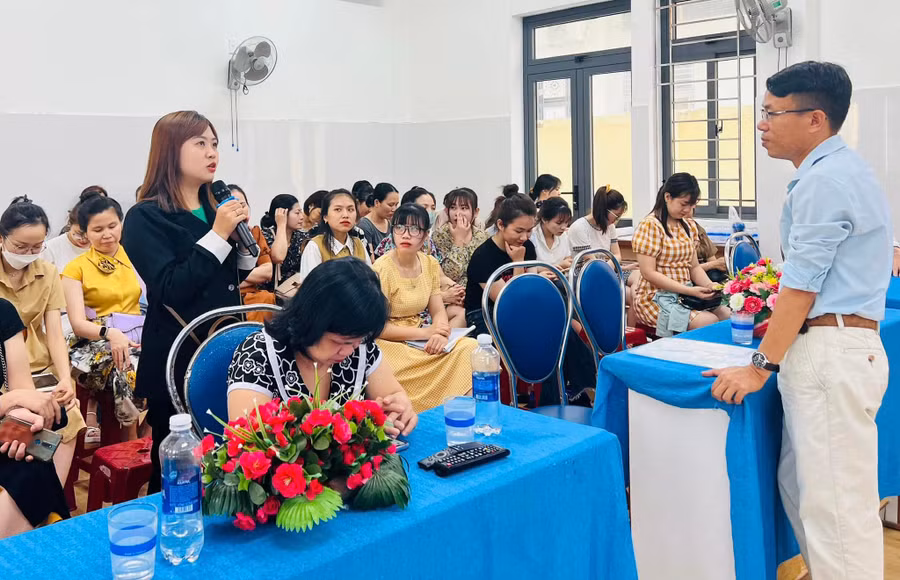 Cán bộ, giáo viên Trường Tiểu học Võ Thị Sáu (quận Hải Châu, TP Đà Nẵng) tham gia truyền thông về Chăm sóc sức khỏe tâm thần cho trẻ em.
