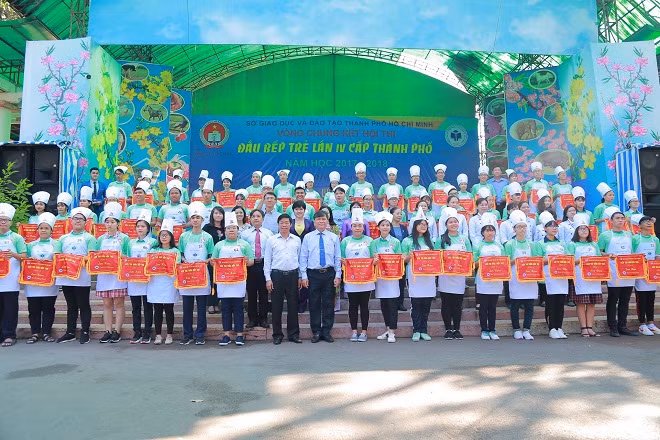 Đại diện các đội nhận cờ lưu niệm của Hội thi Đầu bếp trẻ 