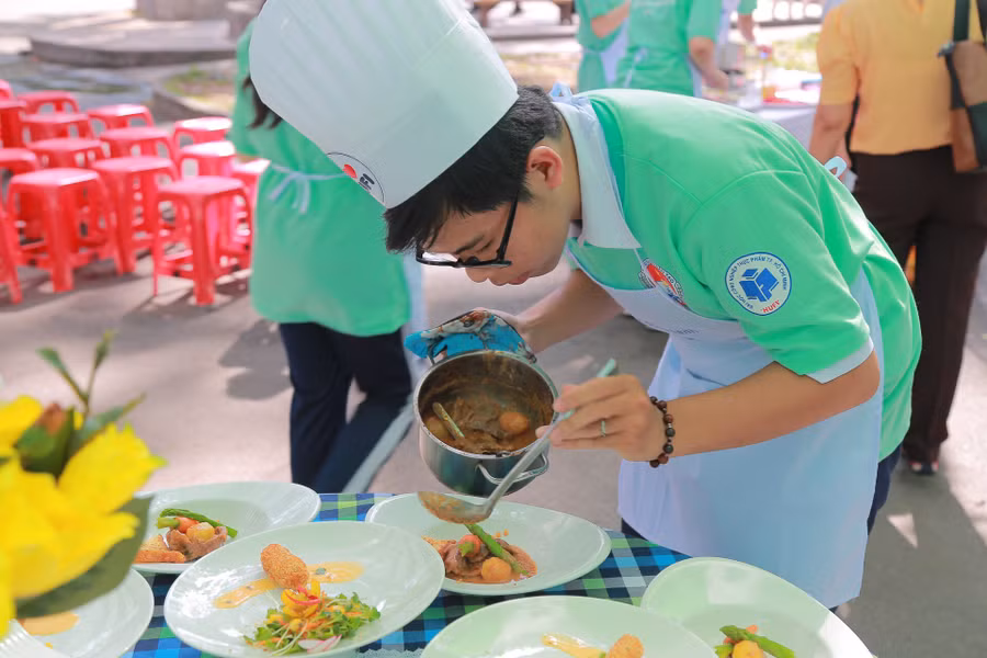 Các bạn nam cũng không kém cạnh, rất công phu và tỉ mỉ cho món ăn của đội mình