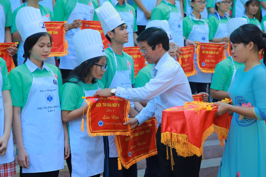 Học sinh nhận cờ lưu niệm tại hội thi