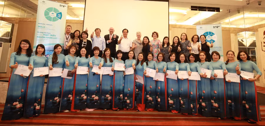 Niềm vui của 19 học viên của Hành trình Hỗ trợ Phụ nữ trong Lãnh đạo lần thứ nhất trong Lễ tốt nghiệp