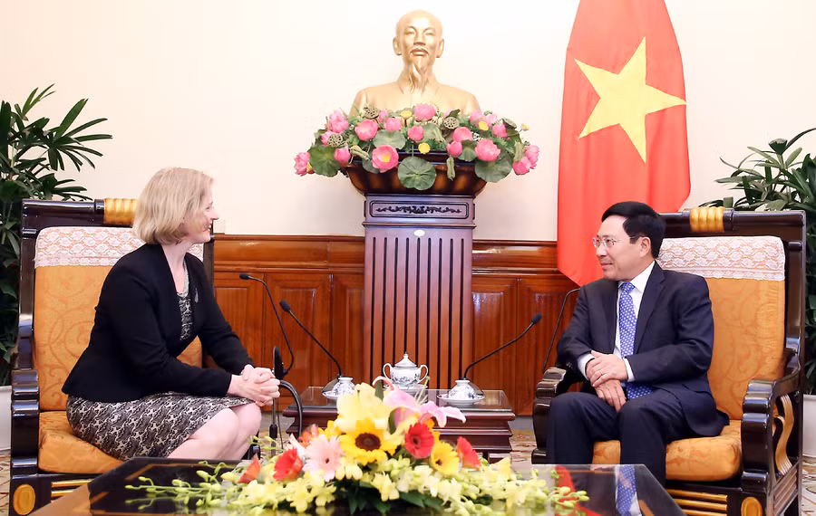 Phó Thủ tướng, Bộ trưởng Bộ Ngoại giao Phạm Bình Minh tiếp Đại sứ New Zealand tại Việt Nam Wendy Matthews. Ảnh: VGP/Hải Minh