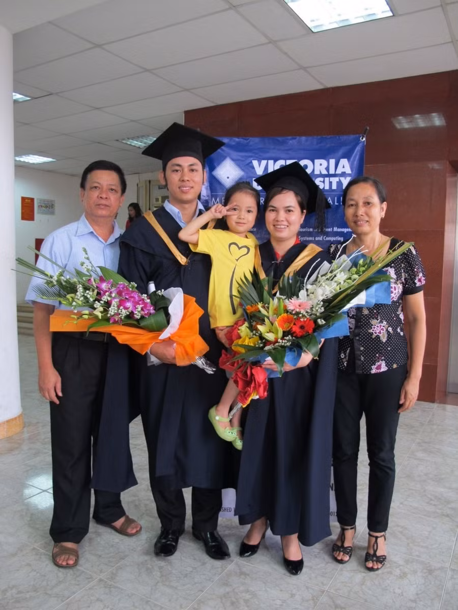 Cả nhà cùng xuống Hà Nội dự lễ tốt nghiệp HANU-VU MTESOL của hai vợ chồng