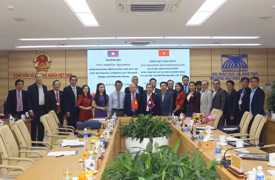 Đoàn công tác Đại sứ nước CHDCND Lào thăm và làm việc tại Trường ĐH Cửu Long.