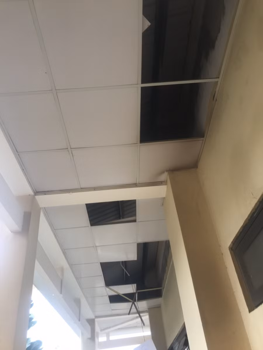 La phông phòng học của trường THPT Lý Sơn bị hư hỏng.