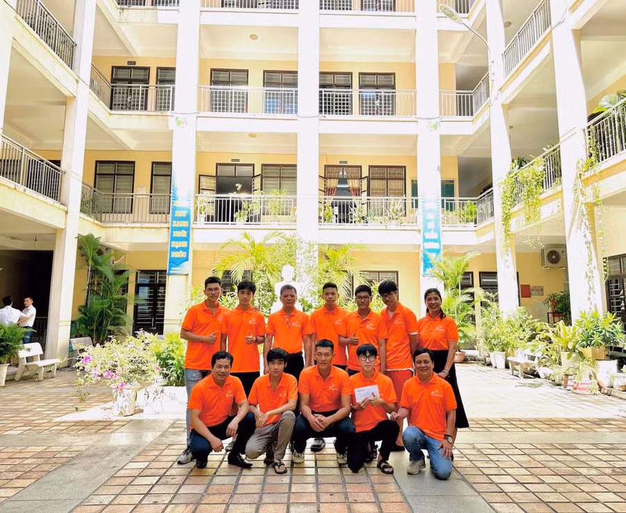 Thầy giáo Phan Tiến Dậu (bên trái, hàng thứ nhất) cùng đội tuyển học sinh Trường THPT Trần Phú tham gia Cuộc thi sáng tạo Robot dành cho học sinh THPT Đà Nẵng (mở rộng) năm 2023.