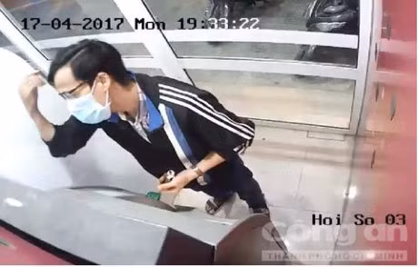 Chu the ATM mat sach tien vi lay ngay sinh dat mat khau the - Anh 2