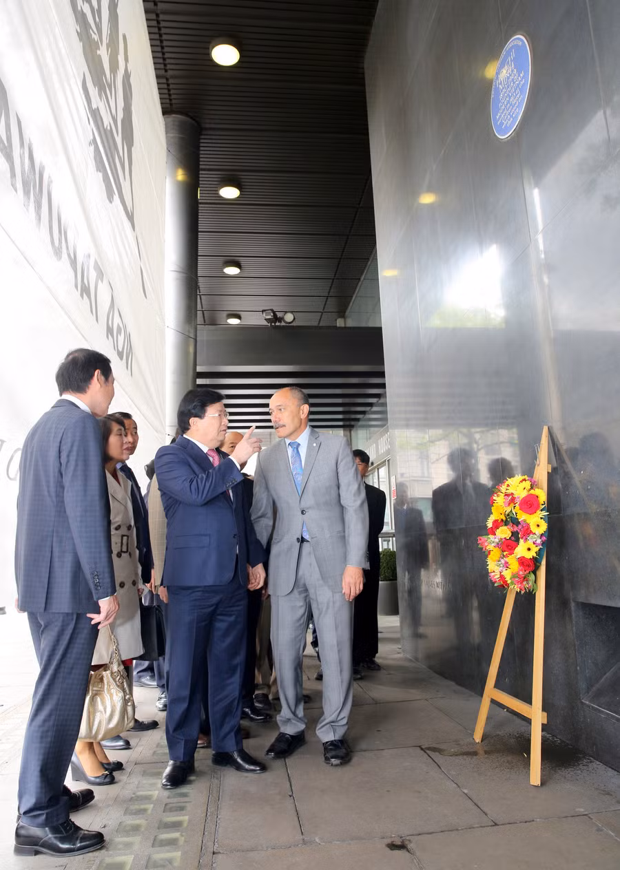 Bên ngoài toà nhà trang trọng gắn tấm biển ghi rõ: Vị trí này trước đây là khách sạn Carlton, nơi Chủ tịch Hồ Chí Minh, người khai sinh ra nước Việt Nam mới, đã từng làm việc vào năm 1913. Ngài Cao ủy - nguyên Chủ tịch Quốc hội New Zealand – đã cùng tham dự nghi thức đặt hoa tưởng nhớ Chủ tịch Hồ Chí Minh. Phó Thủ tướng Trịnh Đình Dũng cảm ơn Chính phủ New Zealand đã bảo quản và tôn vinh một địa danh lịch sử, gắn liền với cuộc đời hoạt động cách mạng của Chủ tịch Hồ Chí Minh, đề nghị Đại sứ quán hai nước tại Anh phối hợp chặt chẽ để tiếp tục bảo vệ, phát huy giá trị của địa danh lịch sử này. Ảnh: VGP/Xuân Tuyến