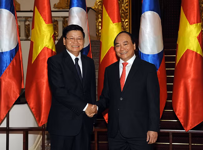 Thủ tướng Nguyễn Xuân Phúc chào đón Thủ tướng CHDCND Lào Thongloun Sisoulith trong chuyến thăm hữu nghị chính thức Việt Nam từ ngày 15-17/5/2016.Ảnh: VGP