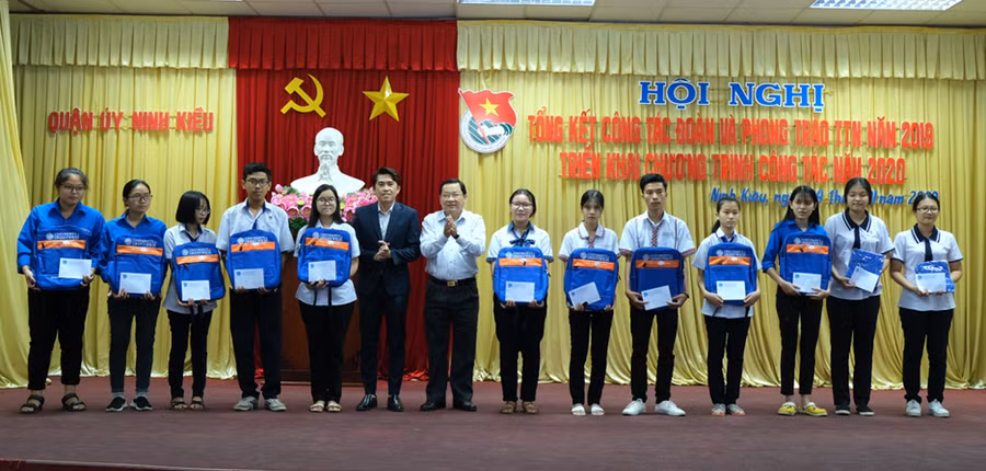 Trao học bổng “Tiếp sức đến trường” cho HS hoàn cảnh khó khăn.