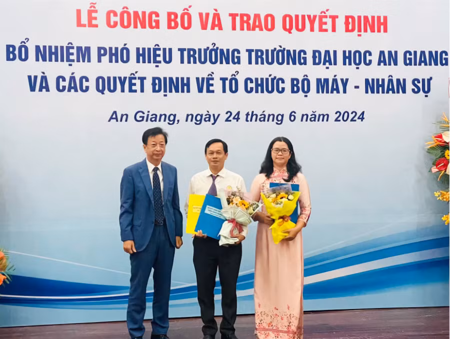 Hiệu Trưởng Trường Đại học An Giang Võ Văn Thắng trao các quyết định về tổ chức bộ máy.