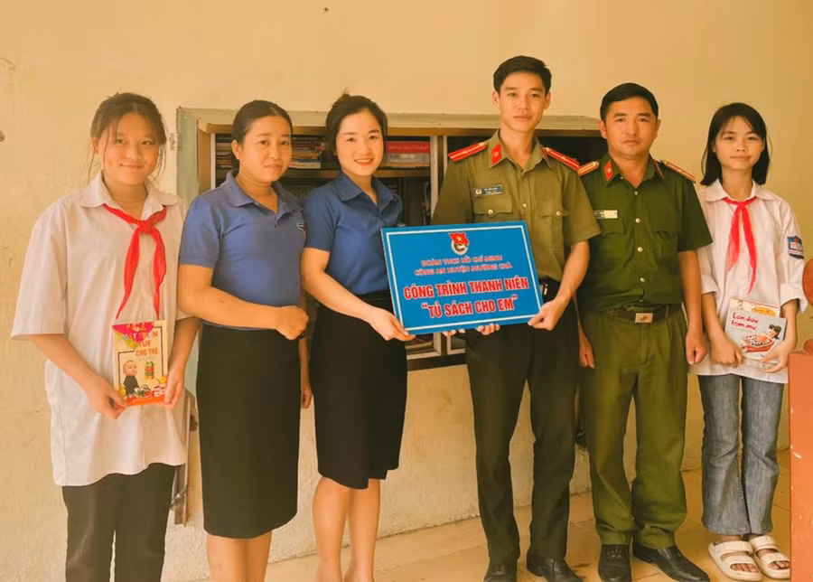 Đoàn thanh niên Công an huyện Mường Chà trao tặng “Tủ sách cho em” tại Trường PTDTBT THCS Mường Mươn.