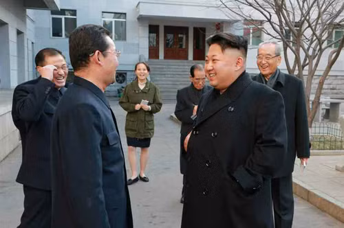 Kim Yo Jong, áo xanh, đi cùng anh trai Kim Jong-un, đến tham quan xưởng phim hoạt hình ở Bình Nhưỡng. Ảnh: KCNA Watch kim1-8128-1417059192-3075-1417233650.jpg