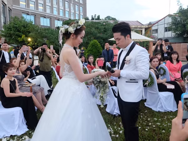 Những hình ảnh đẹp nhất trong đám cưới Hoa hậu Diễm Hương ảnh 12 Những hình ảnh đẹp nhất trong đám cưới Hoa hậu Diễm Hương