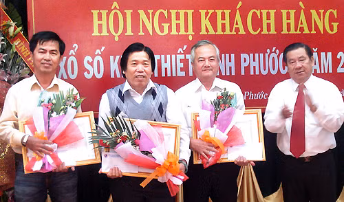 Lãnh đạo tỉnh sắp nghỉ hưu được đi Canada học làm xổ số