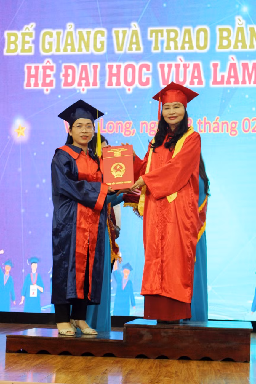 TS Đặng Thị Ngọc Lan - Phó Hiệu trưởng Trường ĐH Cửu Long trao bằng tốt nghiệp cho tân cử nhân.