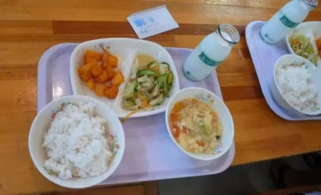 Đây là suất ăn trưa của học sinh tại nhà ăn của một trường Tiểu học ở Nhật Bản. Nó vô cùng đơn giản với 1 bát canh trứng, 1 bát cơm, 1 chút rau cùng chút thịt.