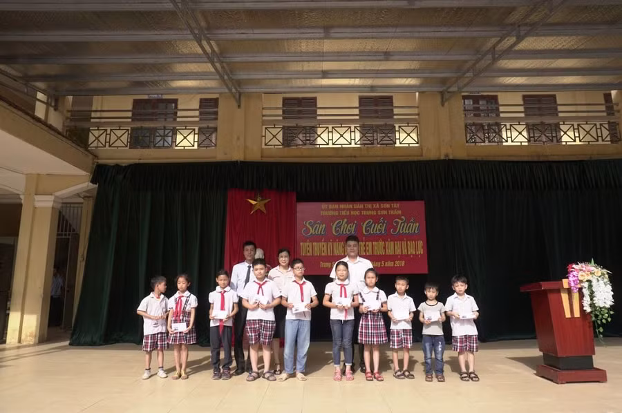 Trao quà cho 10 học sinh vượt khó đạt thành tích cao trong học tập