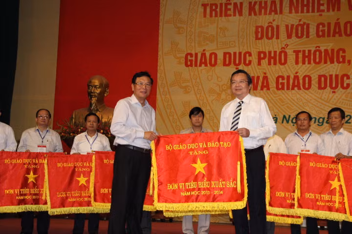 Bộ trưởng Phạm Vũ Luận tặng Cờ thi đua của Bộ GD&ĐT cho các tập thể xuất sắc