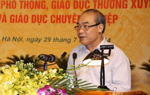 Thứ trưởng Nguyễn Vinh Hiển báo cáo tổng kết năm học 2013 - 2014 tại Hội nghị
