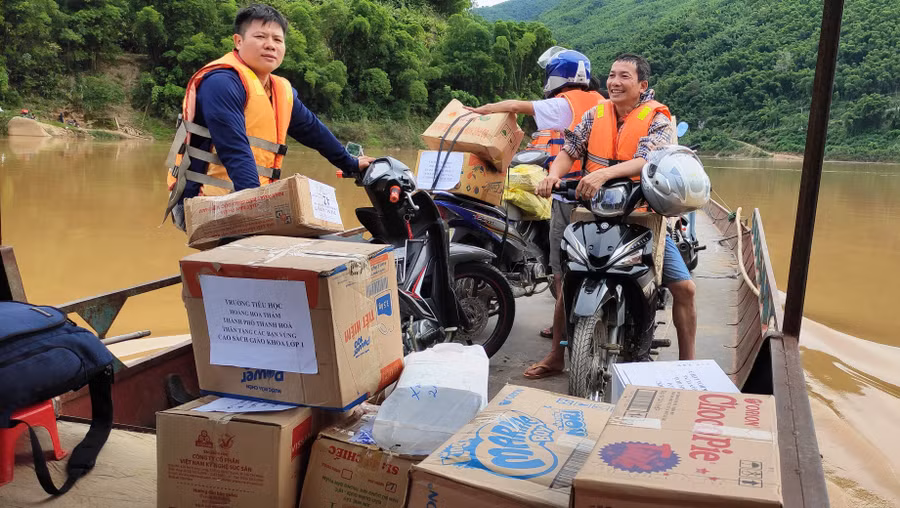 Báo GD&TĐ đưa sách giáo khoa vượt sông Mã đi tặng học sinh nghèo ở Mường Lát (Thanh Hóa). Báo GD&TĐ đưa sách giáo khoa vượt sông Mã đi tặng học sinh nghèo ở Mường Lát (Thanh Hóa).