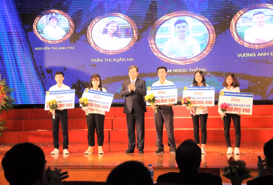 PGS.TS. Trần Đức Quý trao học bổng cho các thủ khoa đầu vào.