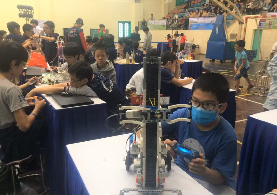 Học sinh tham gia cuộc thi thực hiện lập trình robot để thực hiện các nhiệm vụ mô phỏng lại quá trình sản xuất nông nghiệp với sự hỗ trợ của robot.