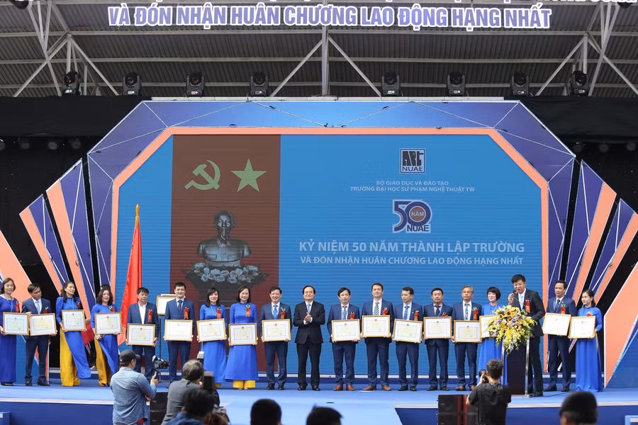 Bộ trưởng Bộ GD&amp;ĐT Phùng Xuân Nhạ tặng Bằng khen của Bộ trưởng Bộ GD&amp;ĐT cho 9 tập thể và 10 cá nhân thuộc Trường ĐHSP Nghệ thuật Trung ương có thành tích xuất sắc trong quá trình xây dựng nhà trường giai đoạn 1970 – 2020.
